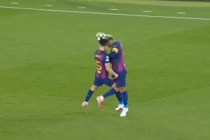 上来就“痛击”队友?阿劳霍与库巴西头部相撞,后者痛苦倒地