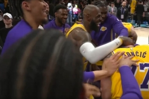 等你再建紫金王朝!赛后全队围着东契奇激情庆祝