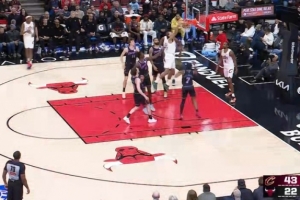 突然花了！泰森变向突破过人垫步起飞单臂暴扣！骑士轰出19-0！