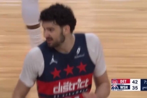 打架还打出气势来了！武克切维奇不规则抛投再进 奇才轰16-0！