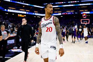 火力有谱!科林斯半场9中5拿到12分 三分4中2