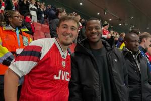 你也是枪迷？小蜜蜂前锋瓦塔拉自费观赛，见证阿森纳晋级欧冠八强