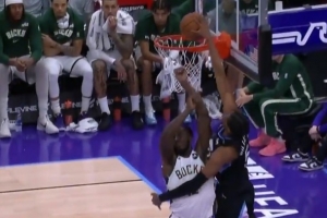 把替补席看嗨了！科迪威卷切直接起飞 单臂暴力隔扣普林斯！