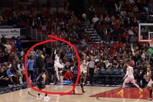 很关键!埃利斯防米勒三分被吹犯规 骑士挑战成功取消犯规&改争球