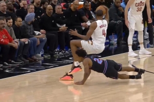 篮球也有滑铲！小莫布里拿球 被塞克斯顿滑铲撞翻