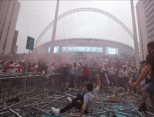 卫报:英国将无票入场列为刑事犯罪,将处最高五年禁令1000镑罚款