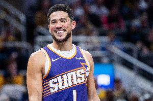 站出来了!布克第三节8中4独得14分1助攻 太阳仍领先马刺6分