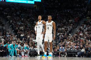 福克斯:我们最后布置好战术还讨论了 文班不慌不慌命中绝杀