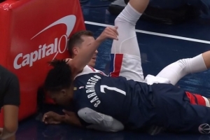 卡林顿空接扣篮带倒邓罗 邓罗防守犯规&杜伦T 活塞挑战&卡林顿也T