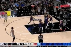 吓人!尚帕尼送抛传 文班起飞力压防守超长滞空单手空接打中