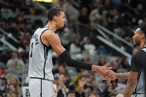 文班:我们今天表现不完美&低于平均水平 但这是很好的考验