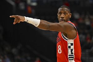 防守卖力!邓恩8投3中得8分7板3助3抢断 正负值+3首发唯一正值