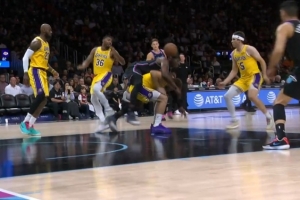 拼得很凶！阿德巴约抢球直接骑到东契奇身上 两人均有些不适