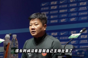 铁人对津门虎的赛前新闻发布会，主教练李金羽携队长邦本宜裕出席