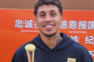 当选直播吧第2轮中超最佳！克雷桑晒奖杯：非常高兴获直播吧最佳