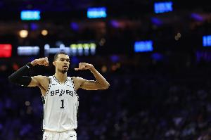 内外兼修!文班亚马上半场7投5中&罚球5中5 砍下16分4板