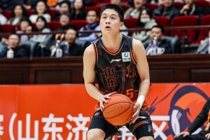 邱彪打趣:王证要加强力量&再自信点 打球没出汗 来发布会出汗了