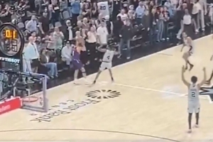 还好没受伤!最后一回合布克投超远三分踩到福克斯崴脚