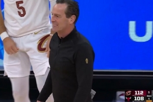 绝境哨音!哈登接球遭遇夹击 阿特金森及时喊停解围