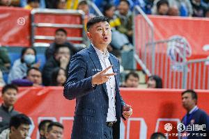 媒体人：杜锋身兼数职太忙了 参加活动而牺牲了球队的赛前备战