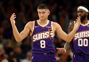 奥特:阿伦膝伤不会是长期问题 他一直保持着极高的竞争水准