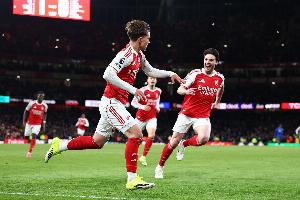 太阳报：阿森纳球员上周英超赢球后观看曼城，休息室外听到欢呼声