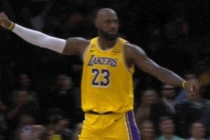 期待→懊恼→开心→兴奋!来看东契奇60分前后老詹表情细节变化!