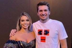 每日邮报:东契奇前女友在与一位知名人士交往 住孩子奶奶的豪宅