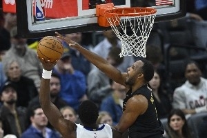 骑士防守问题不能全赖教练！骑媒点名莫布里收官阶段必须挺身而出