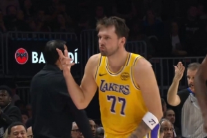 打回来了!东契奇面对阿德巴约三分命中 率队完成反超