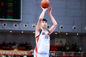 就这么点时间?徐昕半场仅出战6分钟 2中1拿到2分1板