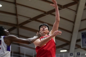 摸不到球!杨瀚森上半场4投3中拿到6分7板 抢到3个前场篮板