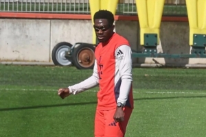 图片报:戴维斯佩戴特制眼镜训练,预计国际比赛日之后复出