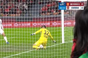 比赛第6分钟,向余望抢点打门,刘殿座在门线上将球控制住