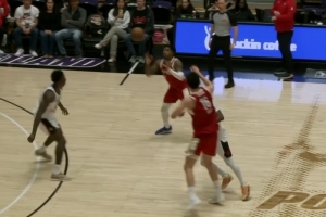 吐无数次也喂你!杨瀚森弧顶助攻乐福突破单臂劈扣