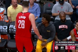 生涯第12次!申京自投自抢拍出进攻板后达成三双 随后下场休息