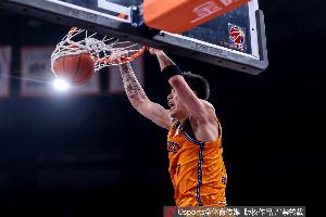 攻防俱佳!张镇麟半场8中6高效拿下15分2板2助4断 各种飞扣