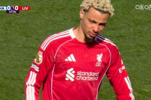 含泪离场!埃基蒂克受伤试图坚持未果,开场不到7分钟被换下场