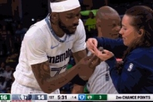 掉链子!灰熊救火队员雅罗刚打22秒隐形眼镜脱落 戴不上被换下