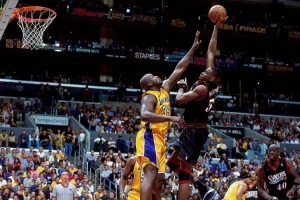 奥尼尔：艾弗森输总决赛要怪穆托姆博 后者说他能单防我