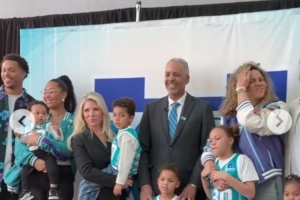 30号球衣退役！库里：恭喜父亲 他是我的领路人 比我还要爱篮球