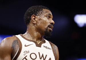 扛起进攻大旗！梅尔顿篮下吃饼+干拔三分命中 连得5分！