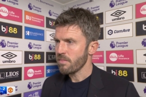 卡里克质疑点球判罚：我不明白怎么能一个判一个不判，简直是疯了