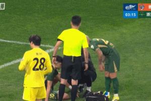 与门将相撞！记者：托利奇赛后被送往青岛当地医院，头部缝了10针