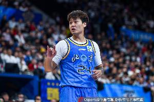 就你打得好!赵睿半场6中4拿下12分1助攻 全队唯一上双