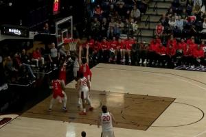 手生啊!杨瀚森登场后连续高位策应后击地传球失误