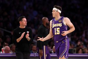 追梦:湖人季后赛关键在里夫斯 若他像上赛季那样降档 湖人走不远