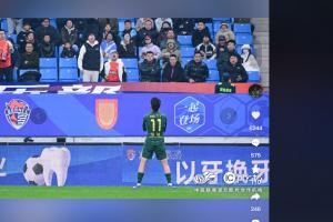 回击原因！海牛球迷齐声辱骂王钰栋：XX 王钰栋赛后回击：爽 舒服