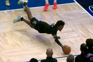 积极呀！麦丹抢前场板精彩鱼跃救球 快出界时空中喊出暂停！