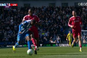 科纳特对明特连拉带拽，主裁判没有判犯规，主场球迷嘘声一片